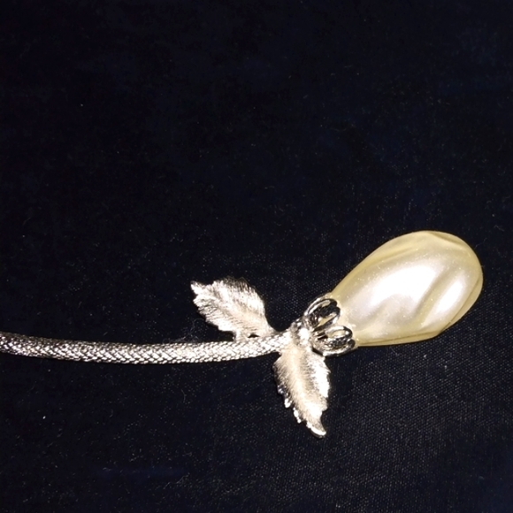 Vtg. Lisa Scallert Long Pearl Flower Pin/ Brooch in Silvertone - Picture 2 of 7